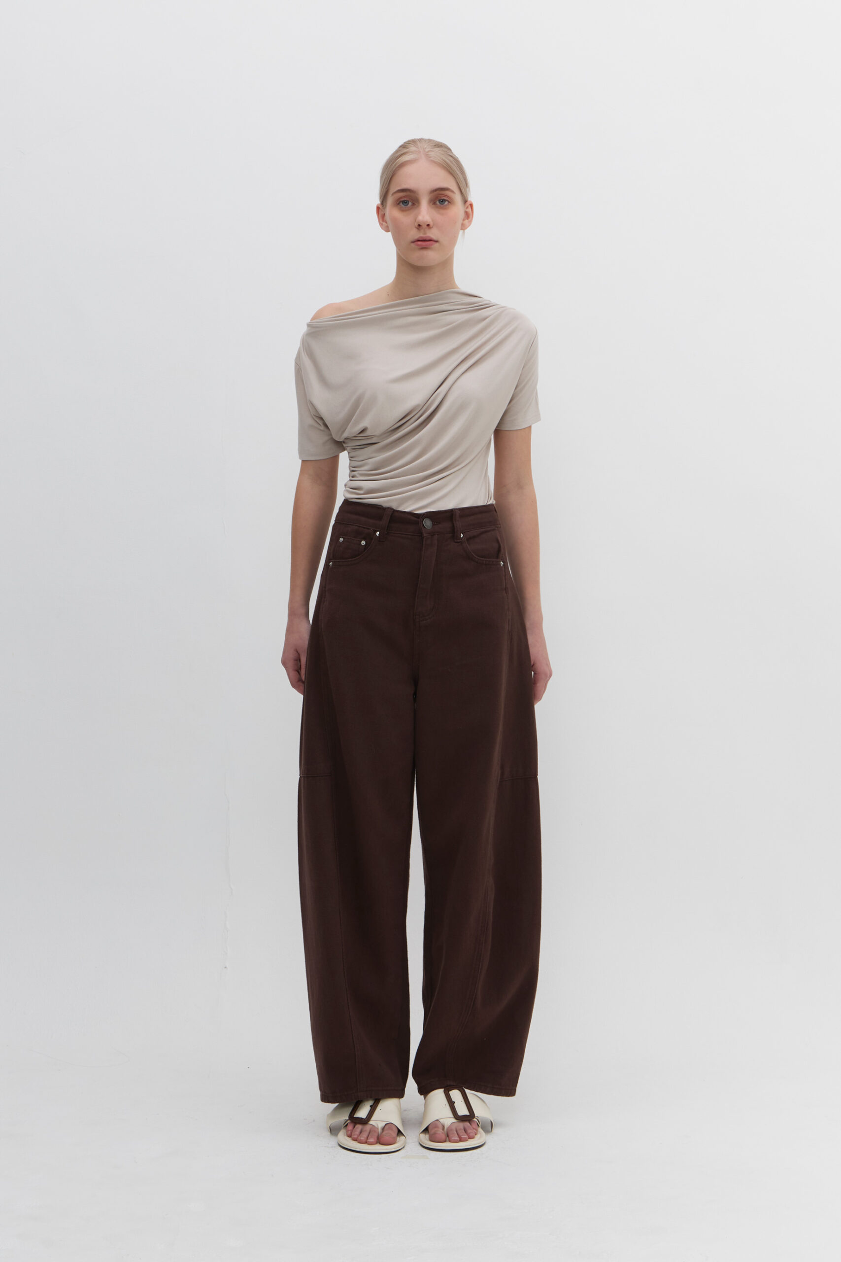 Ben Barrel Jeans in Brown