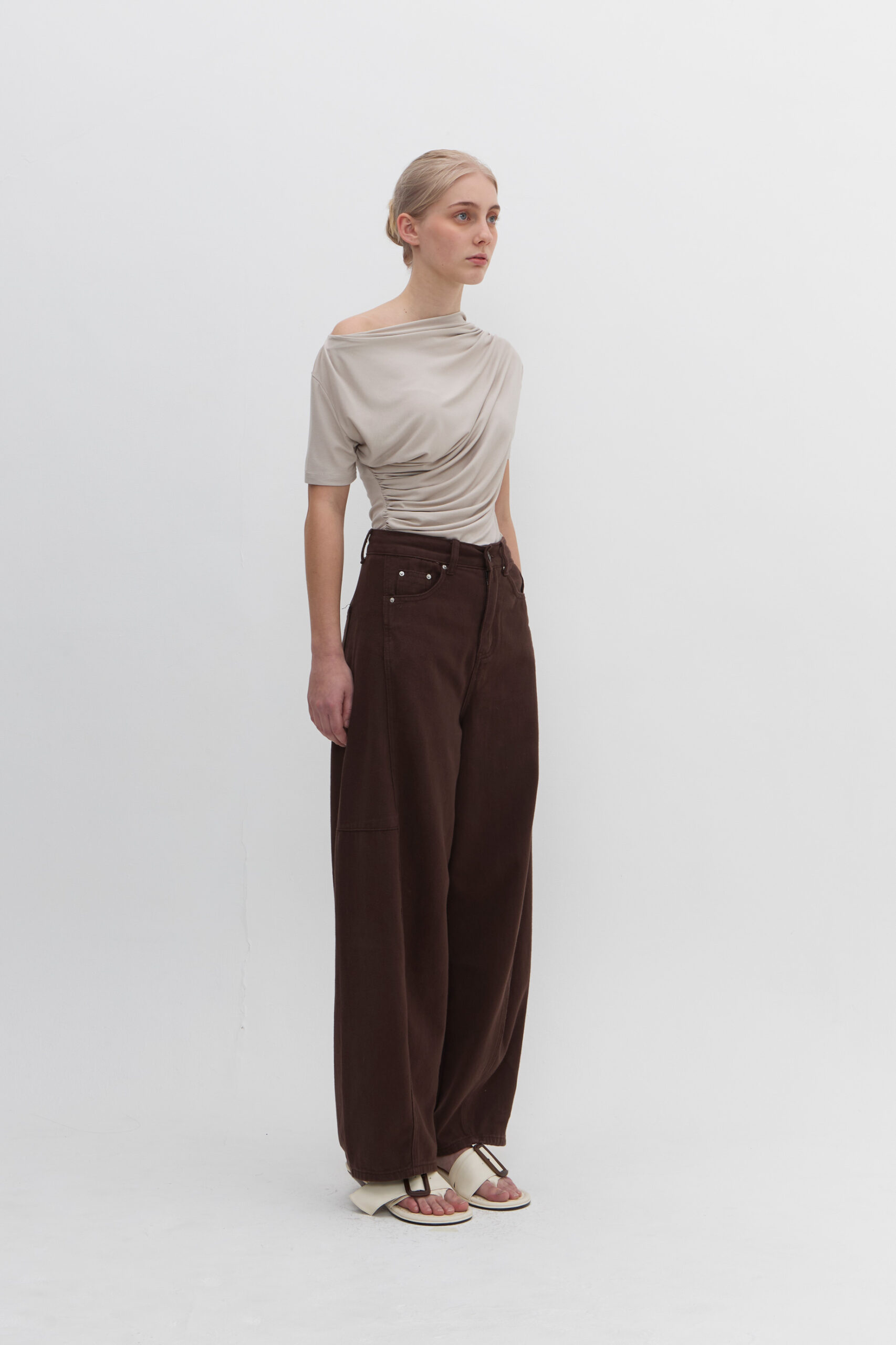 Ben Barrel Jeans in Brown - Image 2
