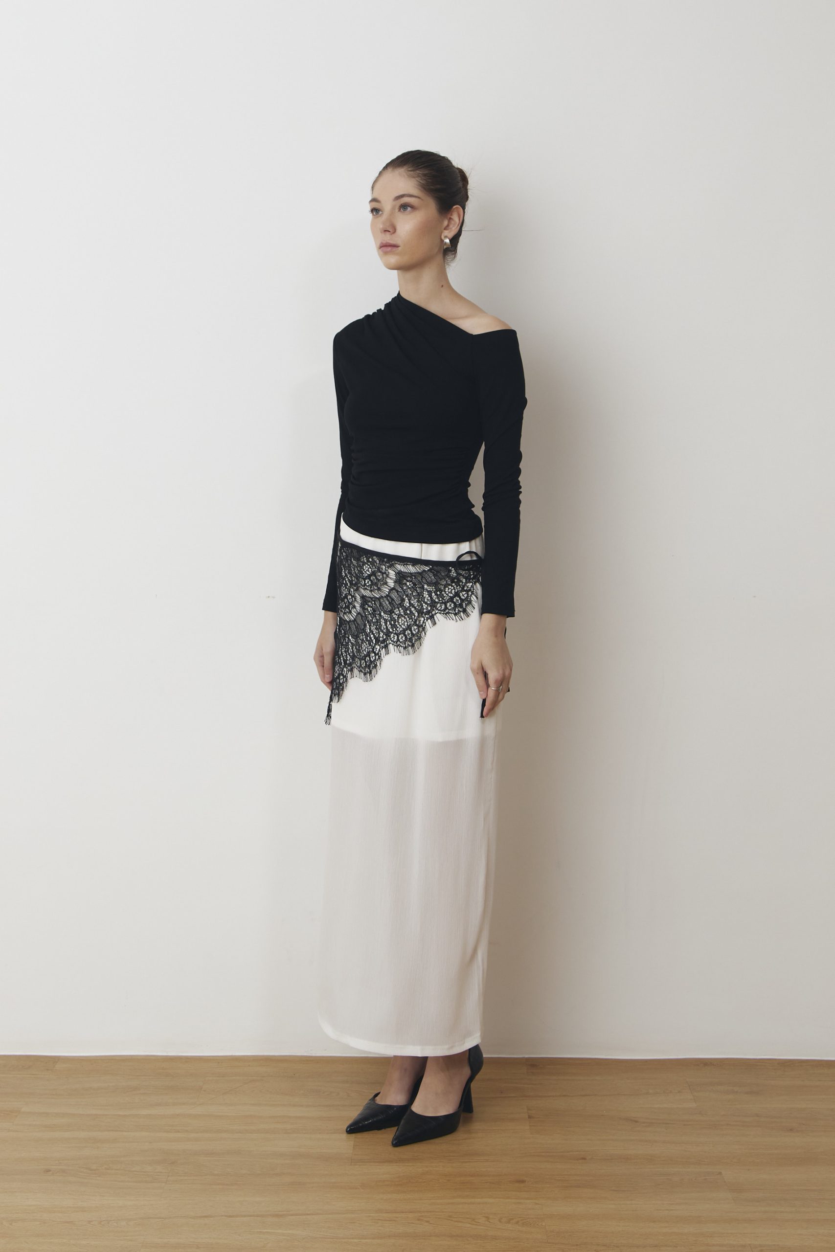Lace Tie Apron in Black