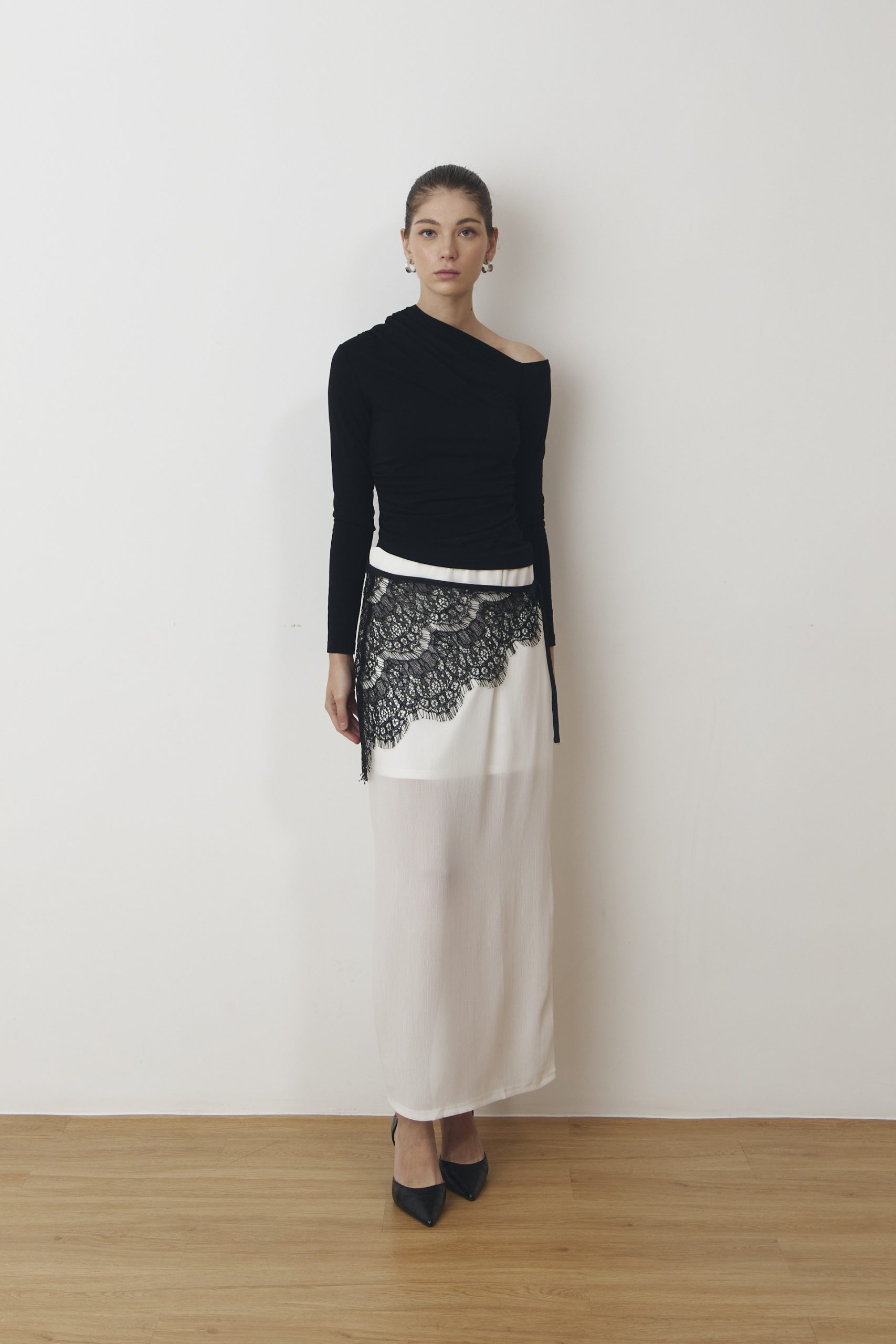Lace Tie Apron in Black - Image 2