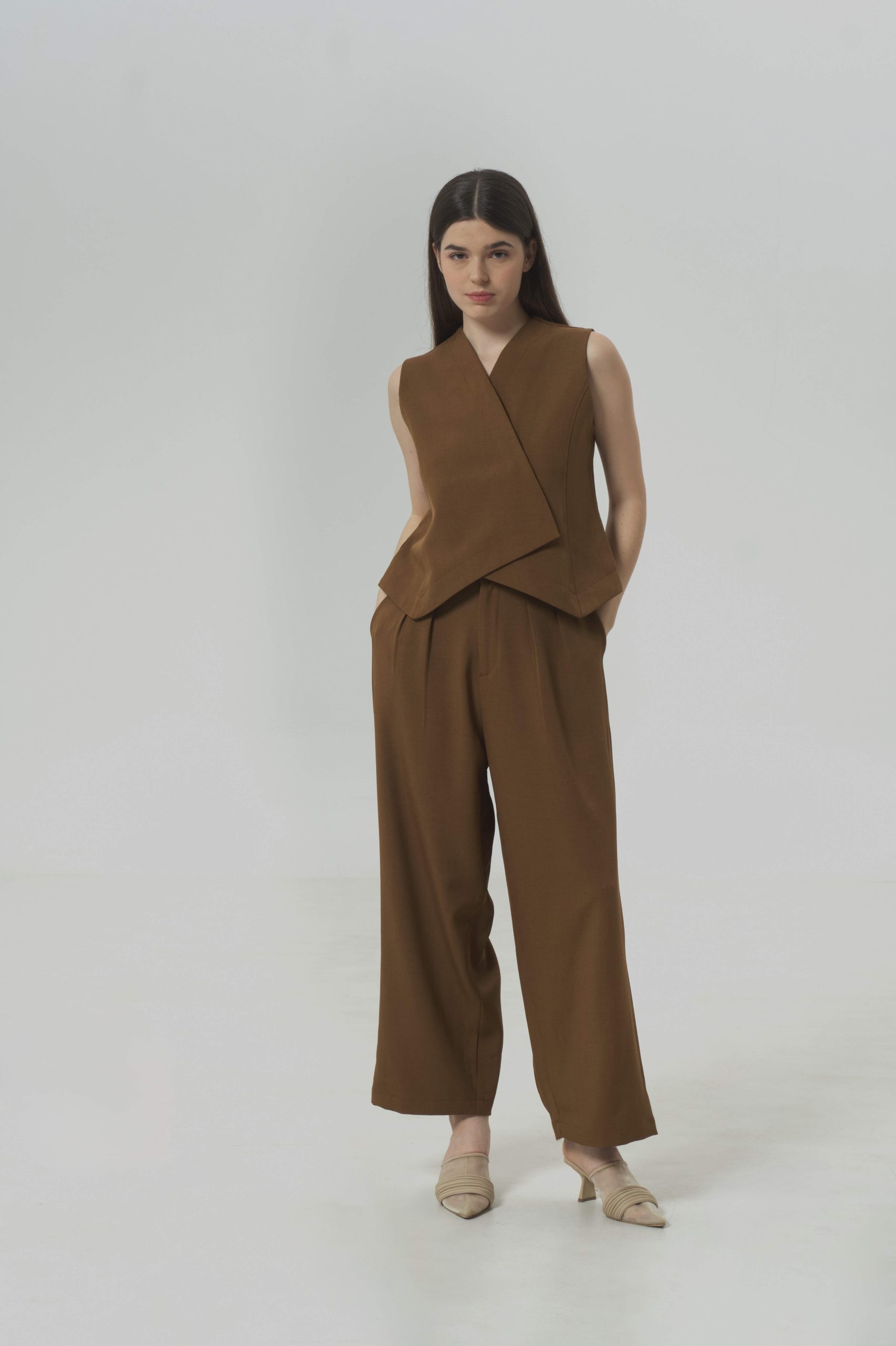 Lasse Vest In Brown