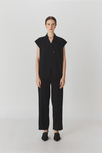 Lark Vest In Black