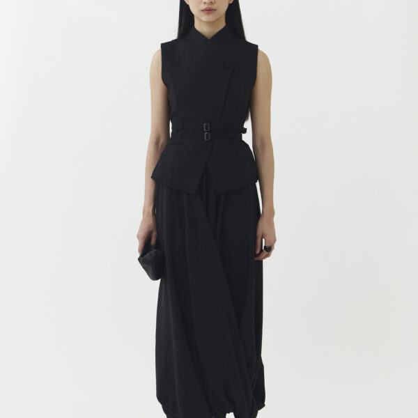 Rea Vest in Black